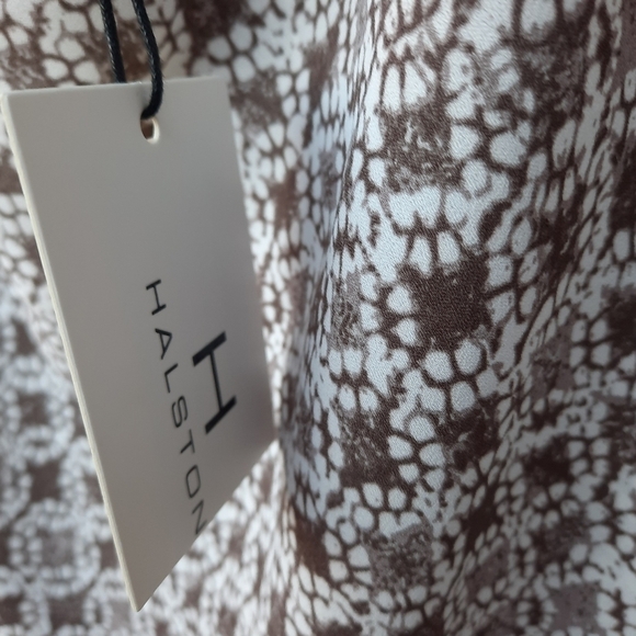 🌟 H Halston asymmetrical Sleeveless Square Neck Blouse Size Medium NWT - Picture 5 of 7